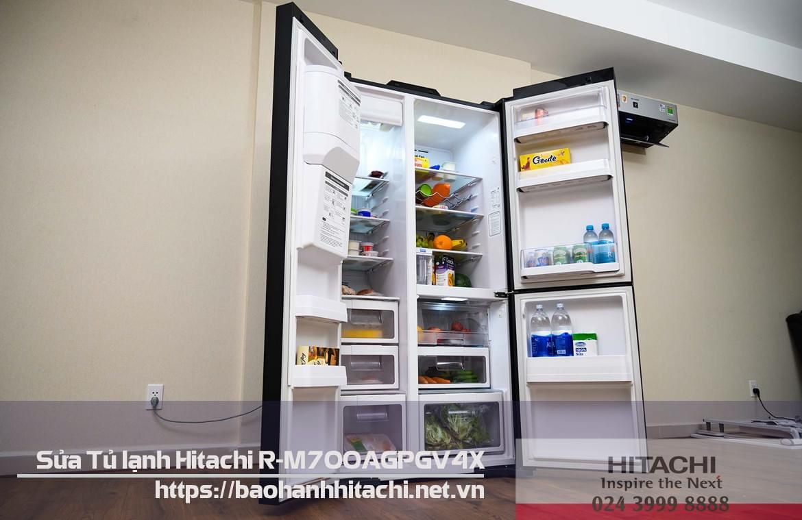 Lồng kính tủ lạnh Hitachi R-M700AGPV4X được mở ra, chứa thực phẩm tươi sống và đồ uống, thể hiện dịch vụ bảo hành hitachi chuyên nghiệp và uy tín tại Việt Nam.