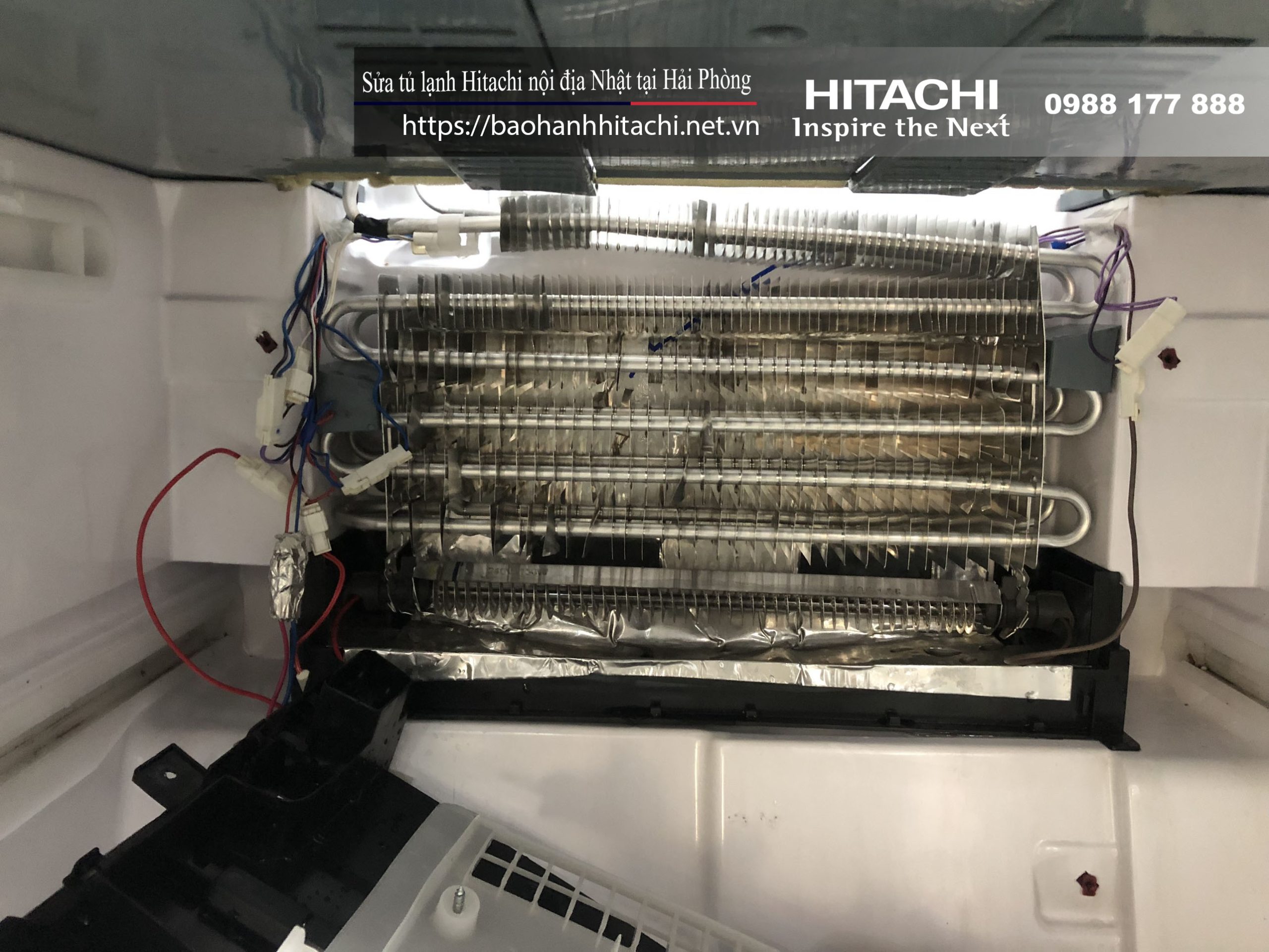 - Hình ảnh nội thất máy lạnh Hitachi, bộ phận làm lạnh và các linh kiện điện tử chất lượng cao.